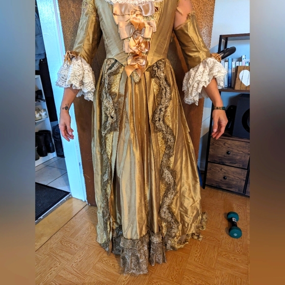 Gold Sleeve Gown louix XIV, period costum - Picture 5 of 9
